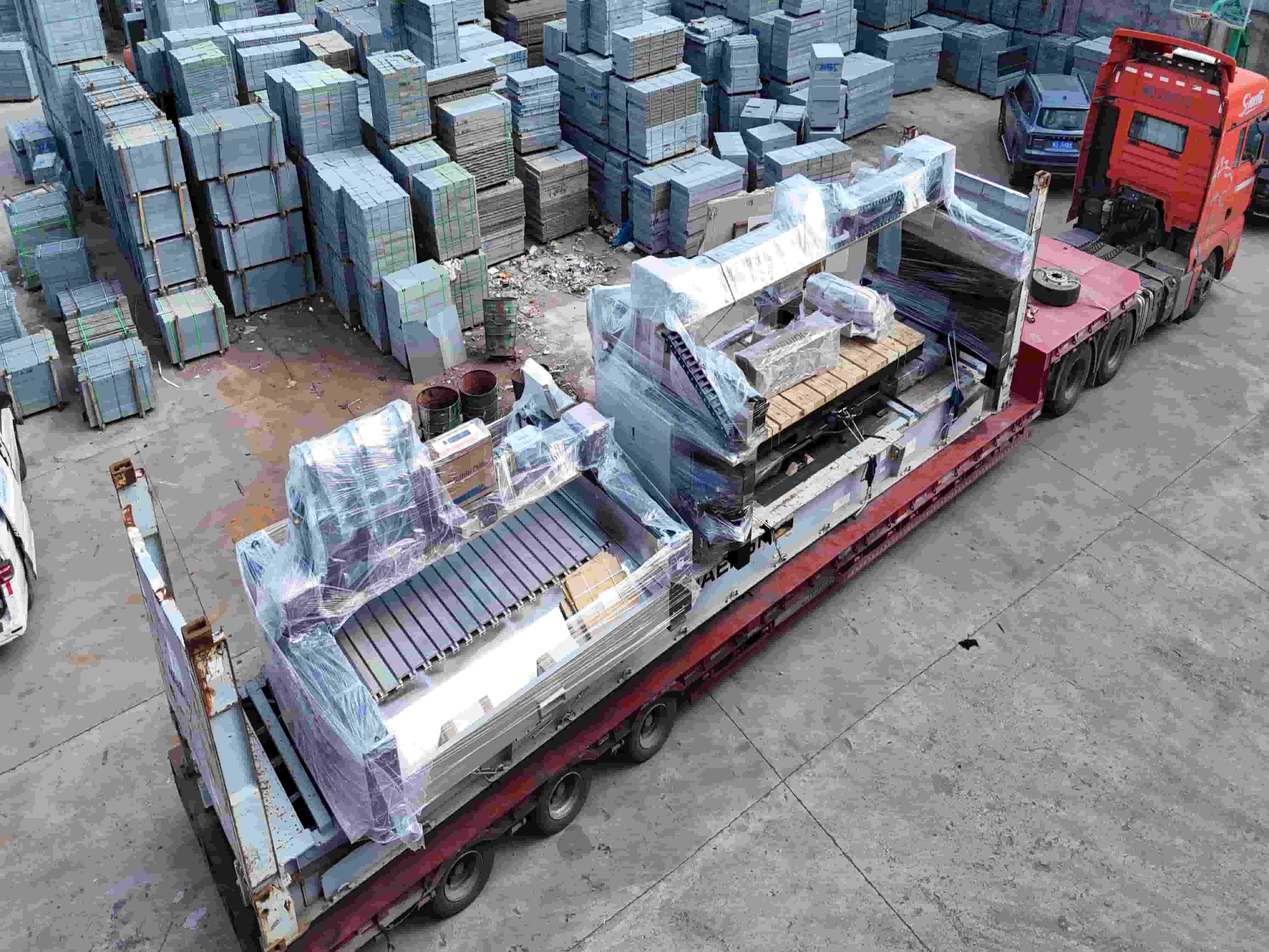 Компания Jinzuan поставила в Испанию 5-осевой мосторезный станок и 3-головочный гравировальный станок, устанавливая новые стандарты обработки камня.